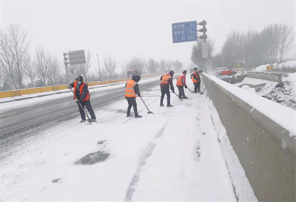 唐山交通破冰除雪为群众出行保驾护航.jpg